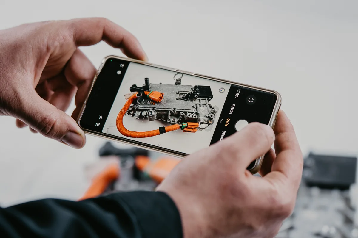 Alkatrész fényképezése mobiltelefonnal termékadatlaphoz