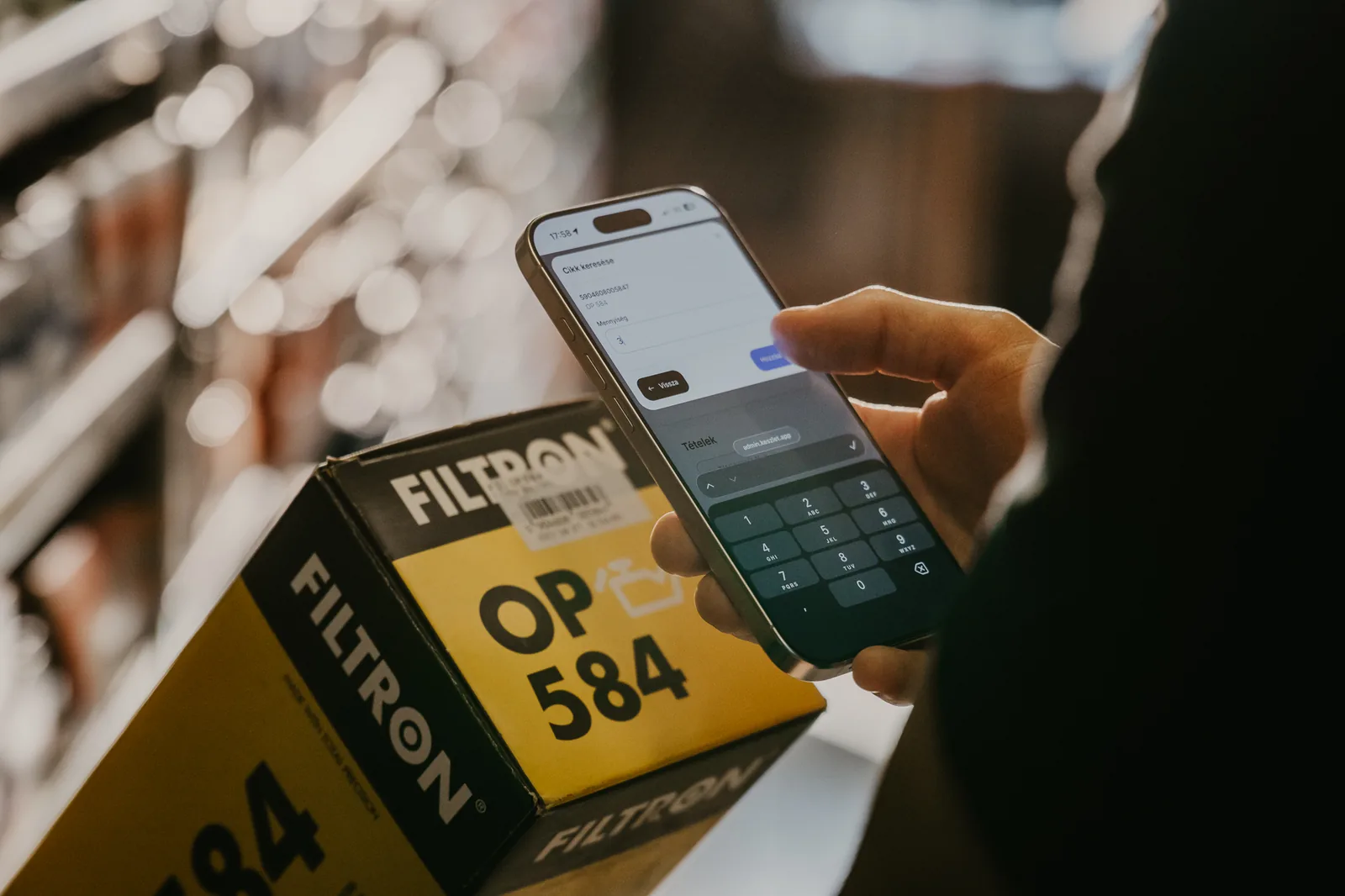 Termék vonalkódjának ellenőrzése telefonnal a Készlet.appban
